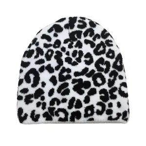 Bonnet en maille avec motif vache noir et blanc, texture douce pour l'hiver