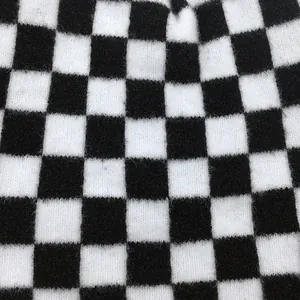 Macro texture du tricot à damier montrant les fibres de laine et le motif noir et blanc