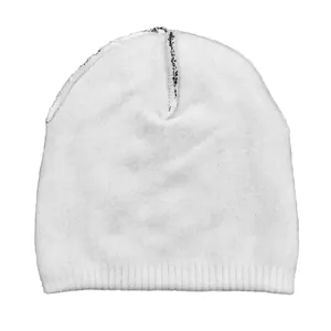 Bonnet en tricot blanc pur classique avec texture côtelée douce pour l'hiver
