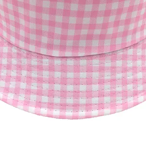Cappello a secchiello a quadretti rosa e bianco con tesa cucita per il sole