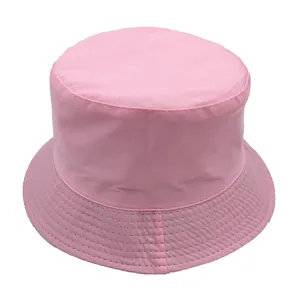 Cappello da pescatore in cotone rosa con tesa rinforzata e design a cima piatta su bianco