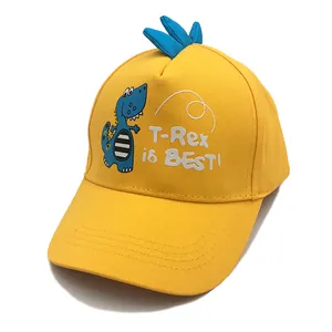 Détail d'une casquette de baseball jaune pour enfants avec motif T-Rex et cornes 3D bleues