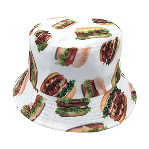 Detailansicht eines weißen Anglerhuts mit All-over Fast-Food Hamburger-Prints und Nähten