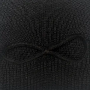 Primer plano de pasamontañas de punto negro con aperturas reforzadas para los ojos