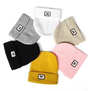 Berretti in maglia invernale in sei colori con toppa gatto nero per donna e uomo