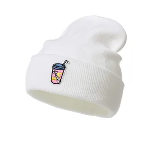Bonnet blanc en maille côtelée avec broderie de boisson cartoon pour l'hiver