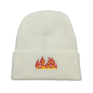 Berretto in maglia panna con ricamo a fiamme rosse e gialle in stile streetwear