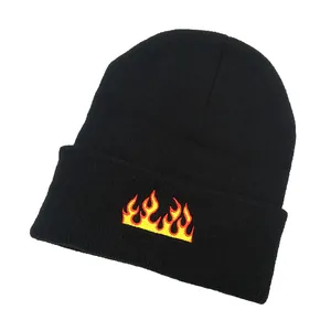 Berretto in maglia nera stile hip-hop con ricamo a fiamma sfumata rossa e gialla