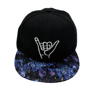 Dettaglio del ricamo a mano Shaka su un cappellino hip hop con visiera galassia