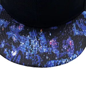 Minimalistische schwarze Baseballkappe mit blau-violettem Sternenhimmel-Druck am Schirm