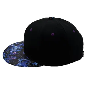 Schwarze Snapback Cap mit Galaxie-Print am flachen Schirm und lila Stick-Ösen