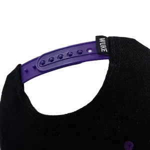 Schwarze Baseballkappe Rückansicht mit lila Snapback-Verschluss und WUKE-Webetikett-Detail