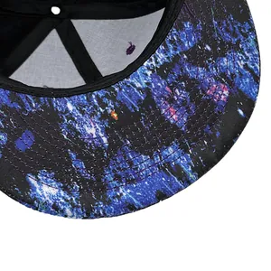 Berretto da baseball nero con stampa galassia cosmica sulla visiera e cuciture rinforzate