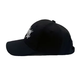 Gros plan sur la broderie graffiti gothique blanche sur une casquette punk en coton noir