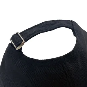 Casquette punk noire avec boucle métallique argentée réglable sur sangle en coton sergé