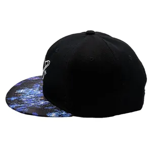 Μαύρο καπέλο snapback με κέντημα Κρόνου και γαλαξιακό τύπωμα στο γείσο του καπέλου