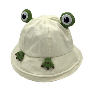 Bob beige mignon style grenouille avec yeux 3D et broderie de pattes vertes