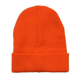 Helle orangefarbene Strickmütze mit Rippenmuster und Umschlag für herbstliche Winterwärme
