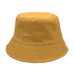 Detalle de un sombrero de pescador en algodón amarillo jengibre con costuras reforzadas en ala