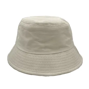 Sombrero de pescador clásico en algodón beige con costuras paralelas y ala para el sol