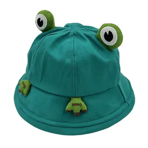 Détail du chapeau bob grenouille vert avec décor d'yeux 3D et broderie Good de qualité