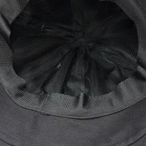 Vue intérieure du chapeau bob noir montrant le bandeau de confort et les coutures