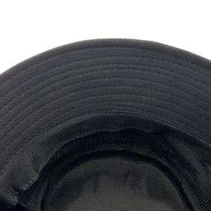 Vista macro de sombrero de pescador negro con costuras reforzadas y banda para el sudor