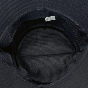 Vista interna del sombrero de pana negra con etiqueta de 100% algodón y talla 58