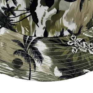 Chapeau bob imprimé cocotiers tropicaux avec bord renforcé vert olive et blanc