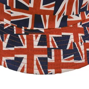Detailopname van het Union Jack-patroon en versterkte stiksels op een hippe vissershoed