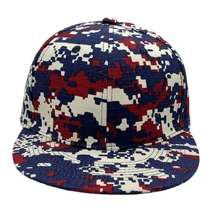 Makro-Detail von rot-weiß-blauem Digital-Camo-Stoff auf einer Hip-Hop-Snapback-Mütze