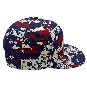 Snapback Cap mit digitalem Pixel Camouflage Muster in Rot Weiß Blau aus 45 Grad Winkel