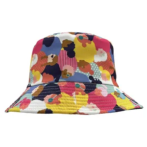 Chapeau bob d'été avec imprimés de figures abstraites colorées et coutures renforcées