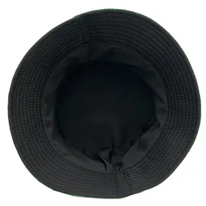 Vue intérieure d'un chapeau bob trèfle avec doublure noire et bordure verte cousue