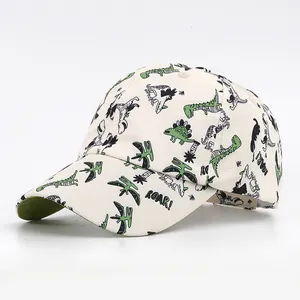 Casquette enfant beige avec motifs dinosaures verts et broderie texte Roar stylée
