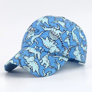 Détail de la casquette bleue pour enfants avec broderie dinosaure et visière courbée