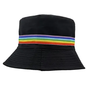 Sombrero de pescador negro con raya de arcoíris y costuras reforzadas en el borde
