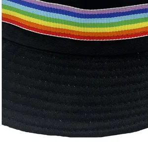 Sombrero de pescador de algodón negro con cinta de arcoíris sobre fondo blanco