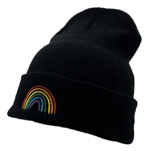Bonnet en tricot noir classique avec broderie arc-en-ciel pour la chaleur hivernale