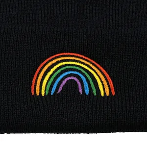 Bonnet en maille côtelée noire avec broderie arc-en-ciel colorée pour l'hiver