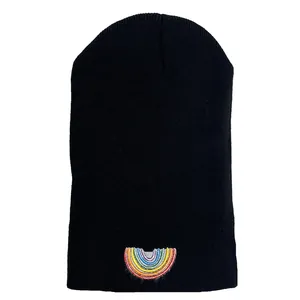 Bonnet en maille noire avec broderie arc-en-ciel colorée pour chaleur automne hiver