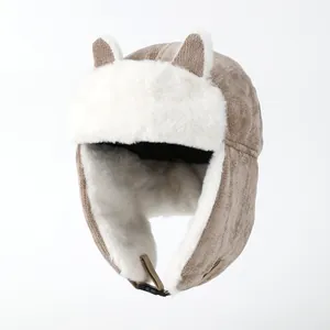 Wintermuts met kattenoren, bruin corduroy en warme voering van wit imitatiebont