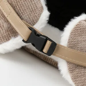 Detail van de wintermuts met bruine corduroy stof, pluche voering en verstelbare gesp
