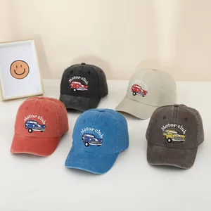 Détail de plusieurs casquettes en coton lavé avec broderie de voiture de style vintage