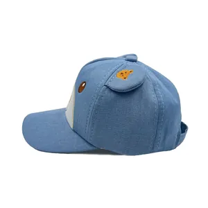 Blaue Kinder Baseballkappe mit süßen 3D Bärenohren und Stickereien in der Seitenansicht