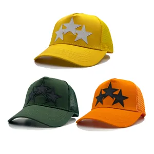 Detalle de gorras trucker de malla transpirable con parches de estrellas en amarillo y verde