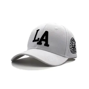 Weiße Baseballkappe mit schwarzer LA-Stickerei und seitlichem Los Angeles-Aufnäher