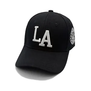 Detailansicht der schwarzen Baumwoll-Baseballkappe mit LA-Stickerei und Los-Angeles-Aufnäher