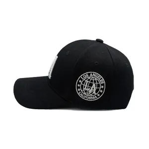 Klassische schwarze Baumwoll-Baseballkappe mit Los Angeles Stickerei auf weißem Hintergrund