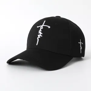 Berretto da baseball in cotone nero con ricamo Faith bianco e motivo a croce